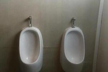 هاستل The Village Backpackers