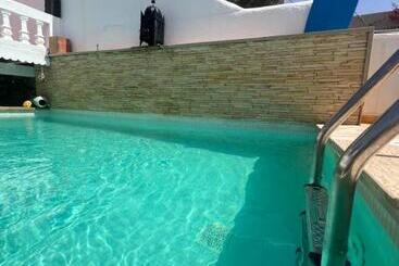 تختخواب و صبحانه Villa Jardin De L'ocean