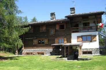 Rifugio Alpino L Ermitage  Hostel