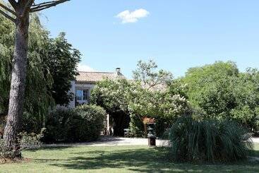 تختخواب و صبحانه Justin De Provence