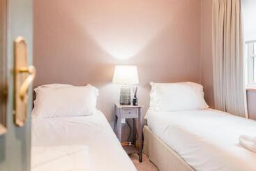 בית מלון כפרי Le Petit Chateau & William De Percy