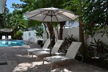 هتل Lush Royale a North Beach Village Resort - Gay Men Only