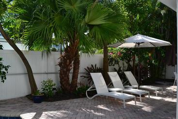 هتل Lush Royale a North Beach Village Resort - Gay Men Only
