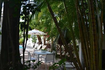 هتل Lush Royale a North Beach Village Resort - Gay Men Only