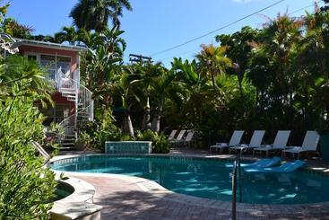 هتل Lush Royale a North Beach Village Resort - Gay Men Only