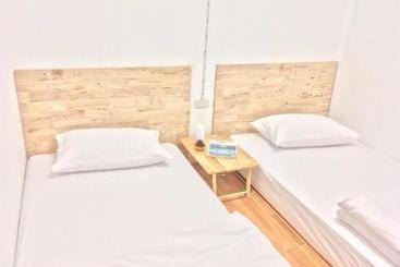 Sook Cafe And Youth Hostel