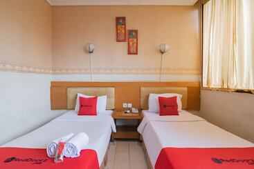 בית מלון כפרי Reddoorz Plus @ Sukamulya Pasteur 2