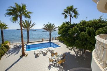 Sunset Beachfront Villa Meneou
