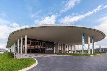 호텔 De Houz Trefoil Setia Alam Home Stay