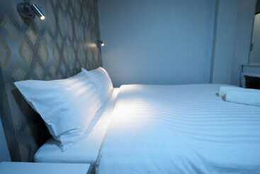 فندق Tim Place   Bts Phra Khanong