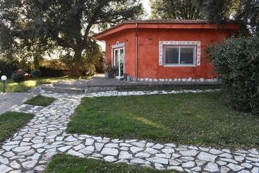 هتل Country House Fam Polucci Cave