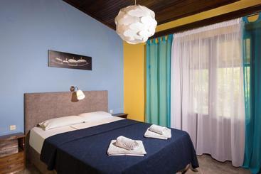 هتل Helena Apartments & Villas