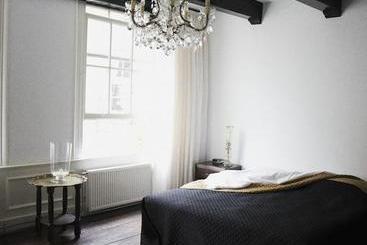 민박 Canal House 1680