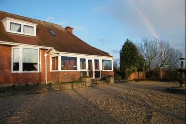 تختخواب و صبحانه Eastcote Luxury Guest House