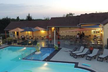 אתר נופש Camping L'arada Parc