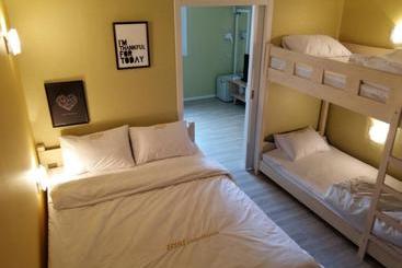 Hi & J Guesthouse  Hostel