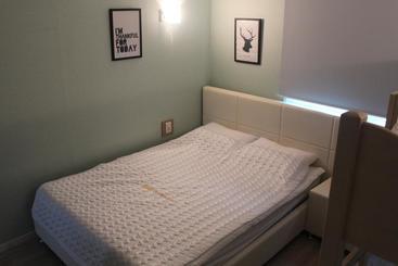 Hi & J Guesthouse  Hostel