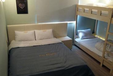 Hi & J Guesthouse  Hostel
