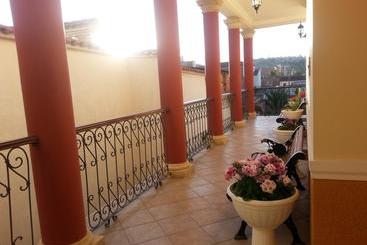 Villa Oropeza Hostel