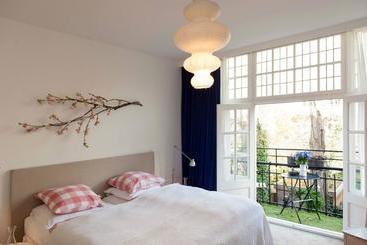 تختخواب و صبحانه Amsterdam The Blossom Room