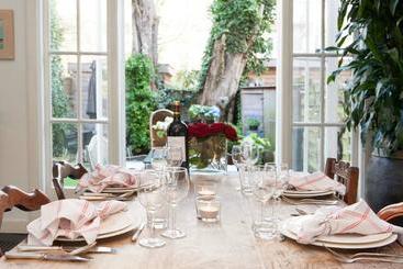 تختخواب و صبحانه Amsterdam The Blossom Room