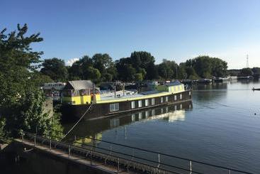 تختخواب و صبحانه The Island Houseboat