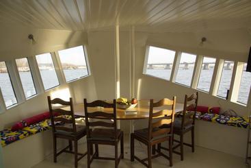 تختخواب و صبحانه The Island Houseboat