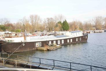 تختخواب و صبحانه The Island Houseboat