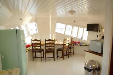 تختخواب و صبحانه The Island Houseboat