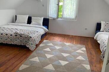 هتل آپارتمان Kucica Djukanovic Dobri Potok