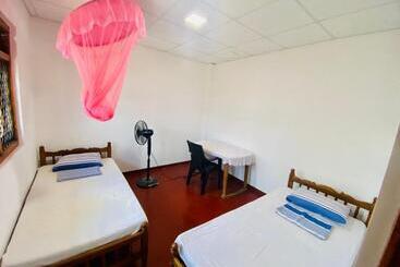 Hamba Hostel For Safari