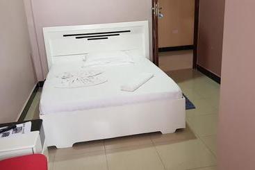 هتل B10 Airport Lodge