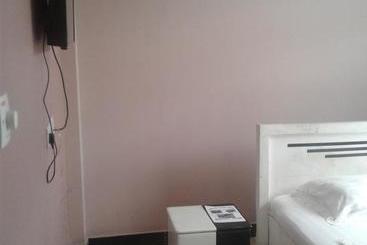 هتل B10 Airport Lodge