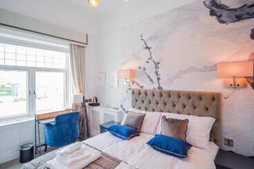 The Strand Hotel, The Former Residence Of Oscar Wilde