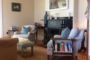 تختخواب و صبحانه The Library Inn