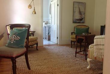 تختخواب و صبحانه The Library Inn