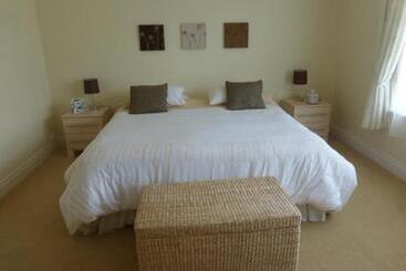 تختخواب و صبحانه Forgefield House