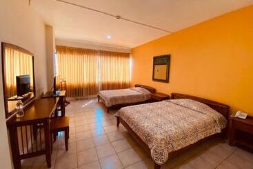 هتل Hostal Solar Del Puerto