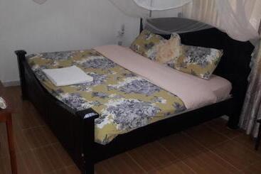 هتل Kigezi Gardens Inn