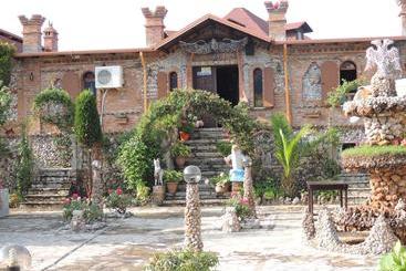 בית מלון כפרי Keshtjella Syni Zi   Bujtine