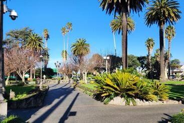 تختخواب و صبحانه Mnm's Bnb