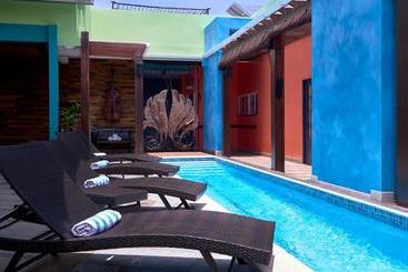 R Hotel Kingston