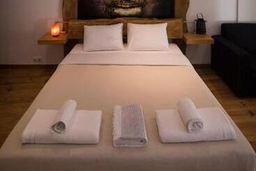 هاستل Modern & Recycled Guest House