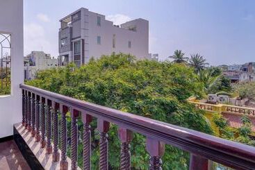 Itsy Hotels Prakasam Residency