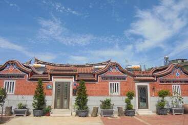 Antique Courtyard B&b