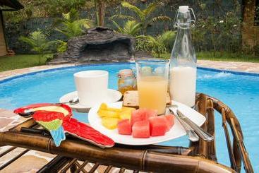تختخواب و صبحانه Forest Lodge