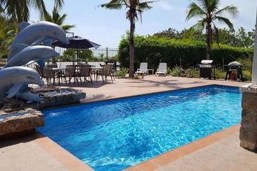 تختخواب و صبحانه Pink Palace Panama