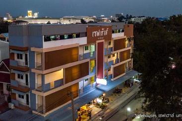 בית מלון כפרי Safehouses Nakhonsawan