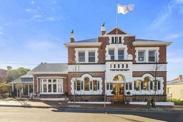 Cygnet Old Bank B & B Cafe & Gift Store