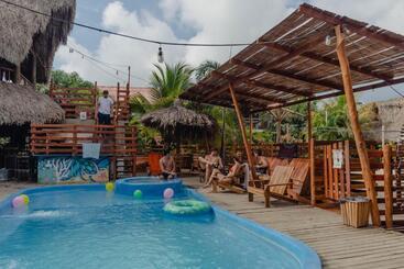 El Zoo Hostel, Bar & Pool
